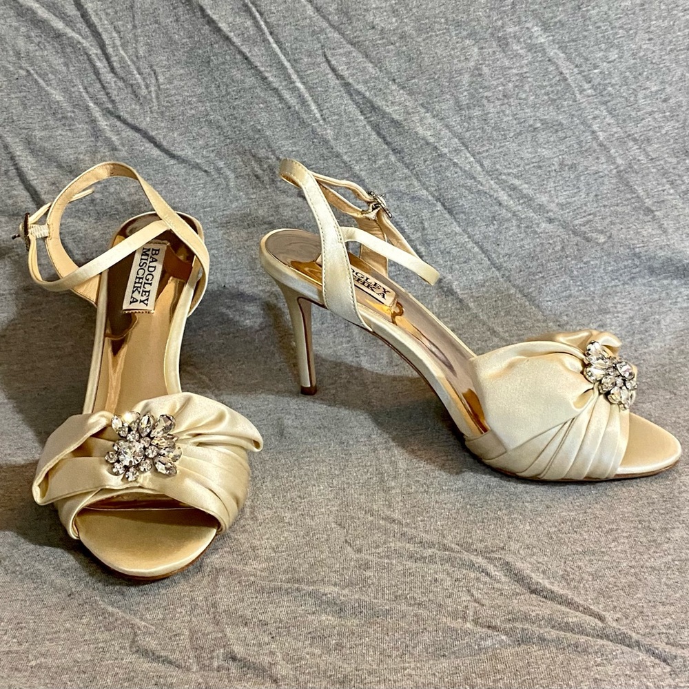 BADGLEY MISCHKA Samantha Ivory Dress Pumps